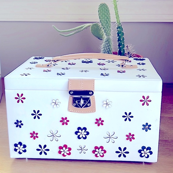 Wolf leather jewelry Box - Picture 1 of 16